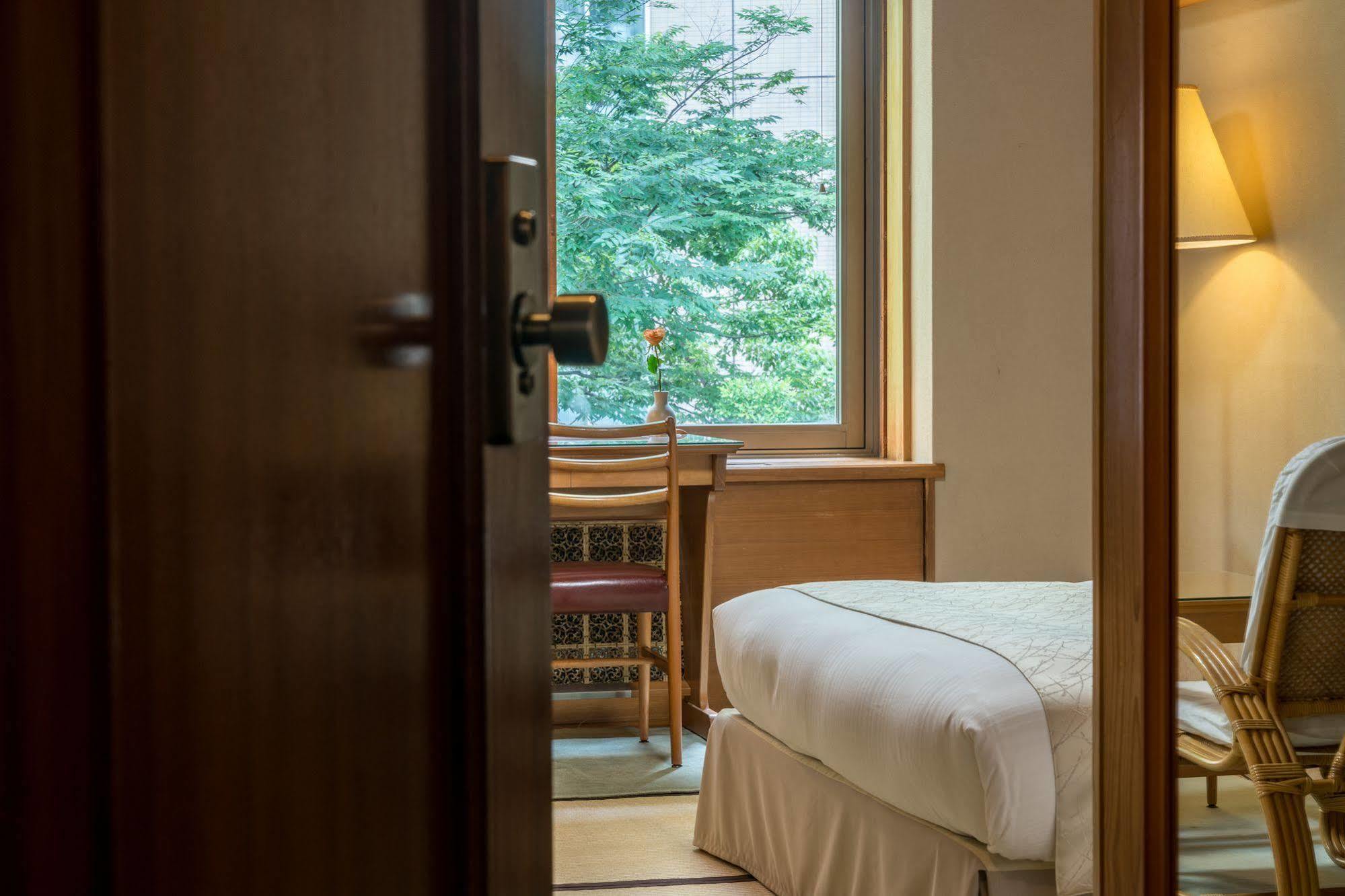 Hilltop Hotel Tokyo Bagian luar foto
