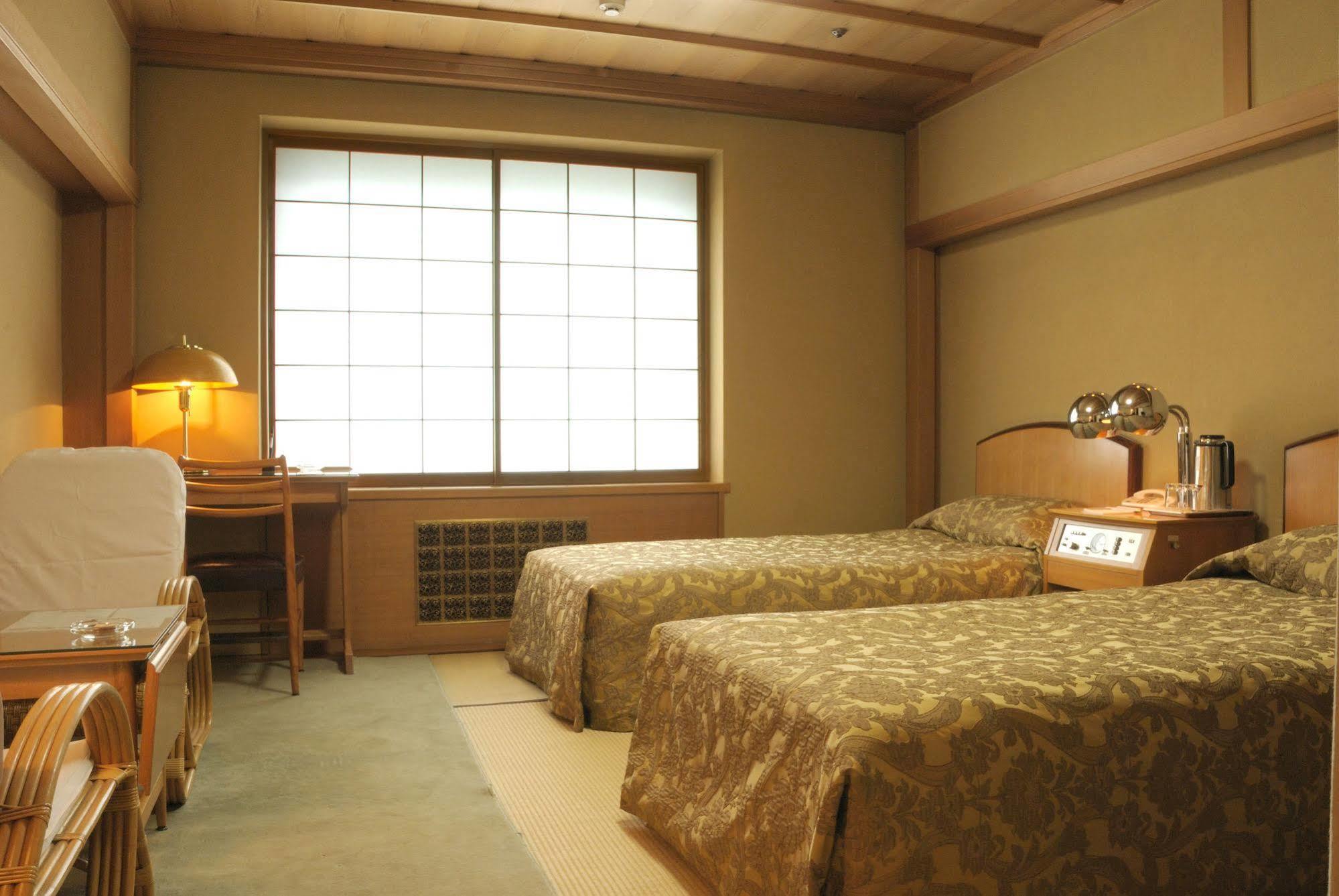 Hilltop Hotel Tokyo Bagian luar foto