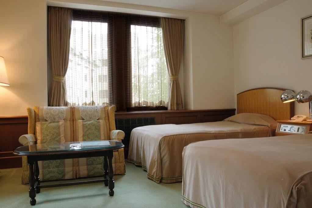 Hilltop Hotel Tokyo Bagian luar foto
